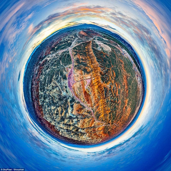 
Giải ba hạng mục ảnh 360 thuộc về tác giả Shoushan với ảnh chụp quang cảnh núi đá đa sắc màu tại một công viên ở Trung Quốc.