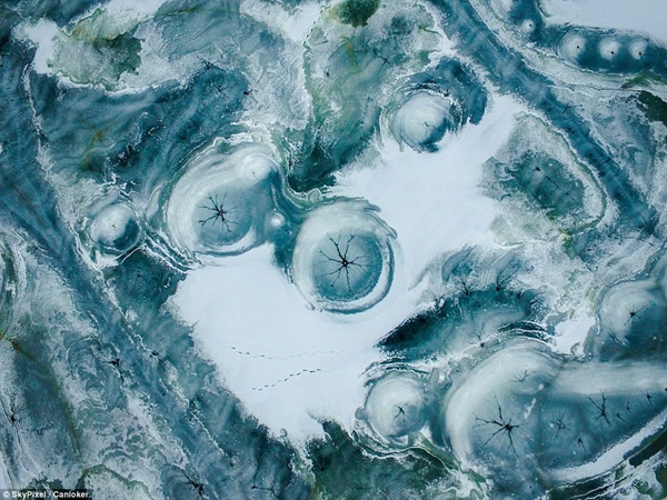 
Ngoài các tác phẩm đạt giải, nhiều bức ảnh chụp bằng flycam khác cũng khiến người xem ngỡ ngàng vì quá “ảo diệu”. Điển hình là bức ảnh chụp một dòng sông băng tự nhiên ở vùng đông bắc Trung Quốc của tác giả Canloker.
