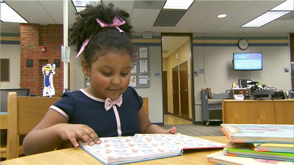 Bạn tin không, mới 4 tuổi, cô bé này đã đọc hết 1.000 quyển sách?