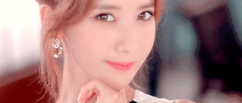 
Ngoài đôi mắt sắc bén thì đôi môi thanh mảnh đi kèm với nụ cười "mặt trăng đánh đu" này chính là điểm tạo nên một Yoona dễ thương nhất mọi thời đại.