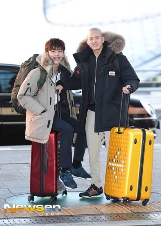 
Trước đó, cả hai rất vui vẻ, cập nhật hình ảnh tại sân bay ở Hàn Quốc.