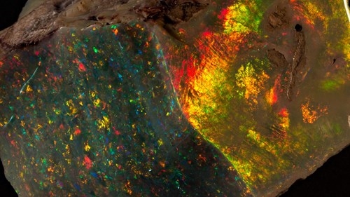 
Đây là khối đá opal nguyên bản chưa hề bị cắt gọt.