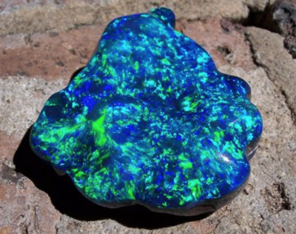 
Một số mẫu đá opal tuyệt đẹp được tìm thấy trên thế giới.