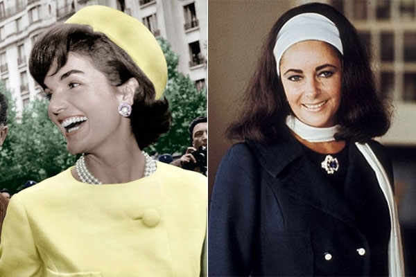 
Đến những năm 1950 – 1960, các quý cô sành điệu biến tấu chiếc vòng cổ ôm sát thành chuỗi ngọc trai quyền quý, sang trọng mỗi khi mặc váy chữ A. Mốt quàng khăn lụa tạo thành vòng cổ như dáng vòng choker cũng bắt nguồn từ đó.