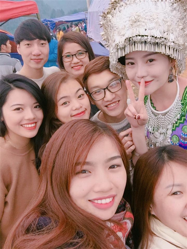 Cô được nhiều bạn trẻ rủ selfie cùng tại lễ hội.