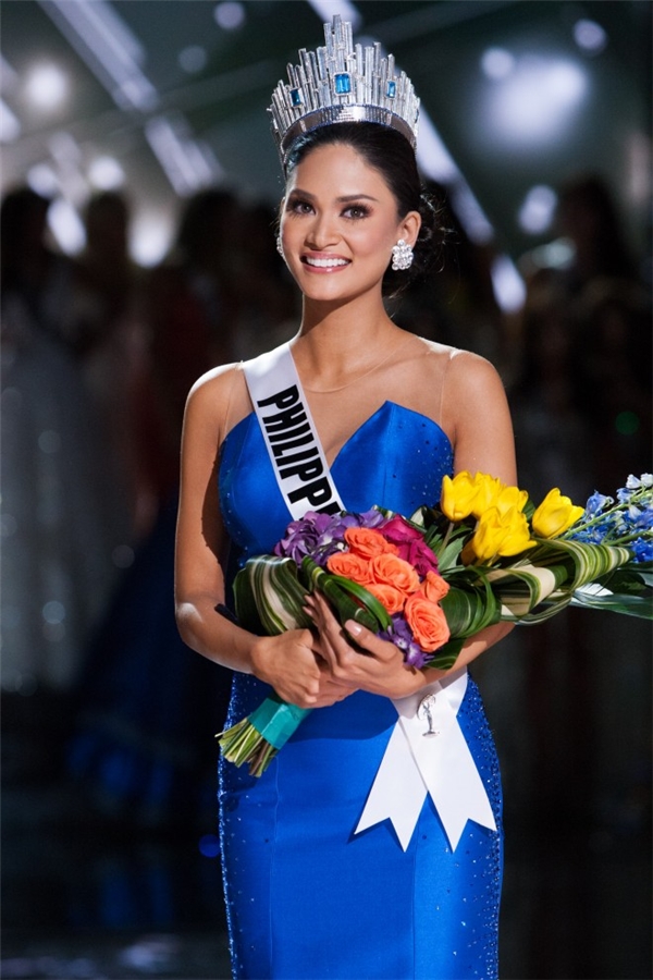 
Chắc hẳn nhiều người vẫn chưa thể quên khoảnh khắc đăng quang đi vào lịch sử của Pia khi MC xướng tên nhầm người chiến thắng tạo nên một làn sóng tranh cãi dữ dội. Trong đêm chung kết Miss Universe 2015, Pia chọn diện một thiết kế màu xanh lạ mắt cho phần thi trang phục dạ hội của top 5.