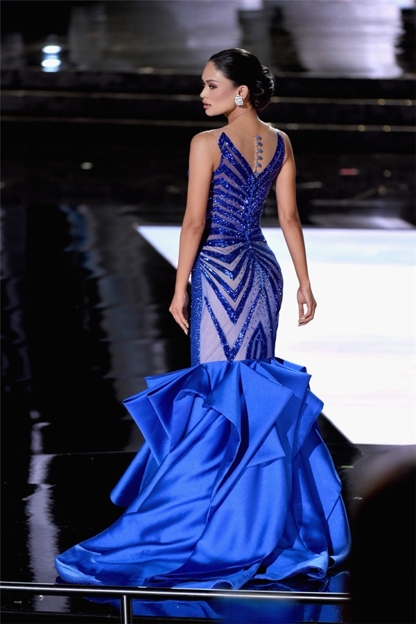 Bộ sưu tập váy áo màu xanh đẹp lung linh của Miss Universe 2015