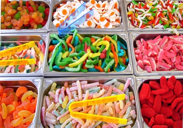 
Ở Phần Lan người xem thường mang vào rạp các món kẹo dẻo trái cấy đầy màu sắc làm món ăn chơi.