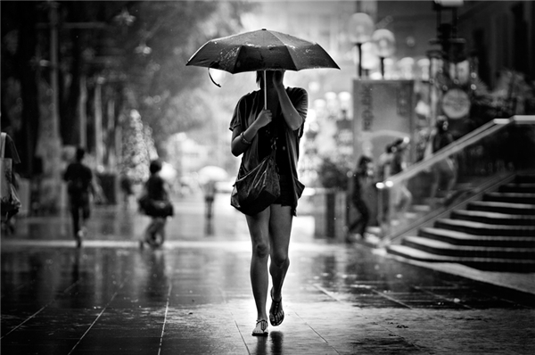 
Vào đầu những năm 1950, tại Anh, người ta quan niệm chiếc ô (dù) là thứ gắn liền với hình ảnh điệu đà của những người phụ nữ.