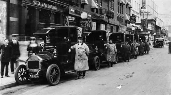 
Đội quân taxi đầu tiên trên thế giới của Harry N. Allen.
