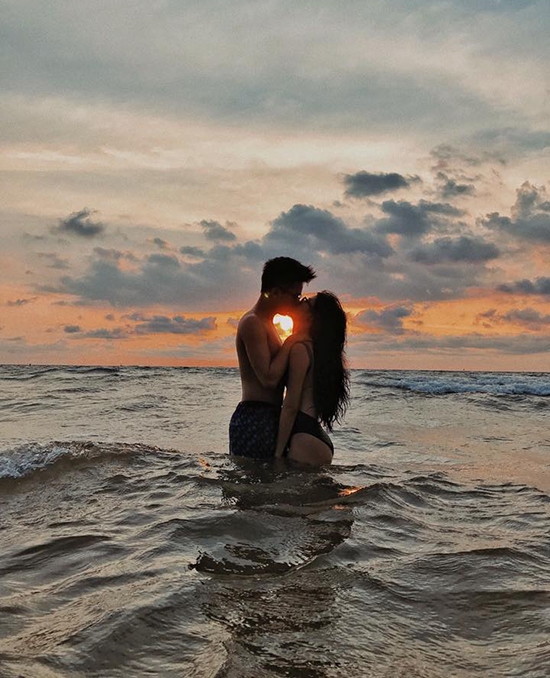 
Cặp đôi vô cùng lãng mạn, trao nhau nụ hôn nồng cháy trên biển.  - Tin sao Viet - Tin tuc sao Viet - Scandal sao Viet - Tin tuc cua Sao - Tin cua Sao