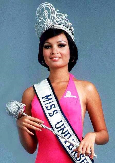 
43 năm trước, người đẹp Philippines Margarita Moran-Floirendo đã được gọi tên cho ngôi vị cao nhất tại Hoa hậu Hoàn vũ. Cô đội vương miện khi chỉ mới 20 tuổi (sinh năm 1953), rất trẻ so với nhiều hoa hậu đăng quang gần đây. Margarita Moran-Floirendo cũng xuất sắc giành giải thưởng phụ Hoa hậu Ảnh (một trong 2 giải phụ quan trọng của Hoa hậu Hoàn vũ).