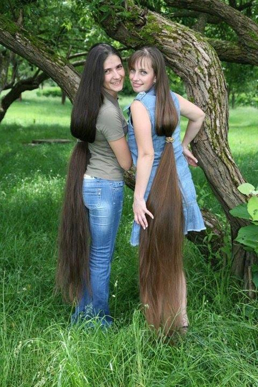 
Không mặc đồ đôi hay đeo phụ kiện đôi, hai mẹ con mình cùng để tóc dài đôi vậy.