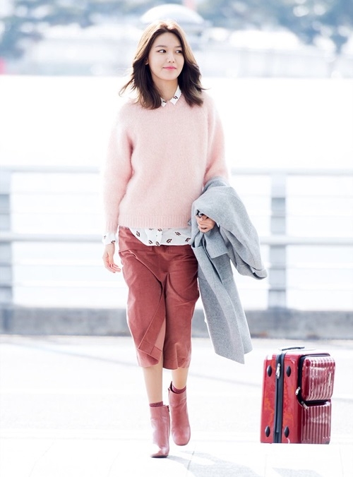 
Sành điệu và cá tính là tất cả những lời hoa mỹ được dành cho Soo Young trong mỗi lần xuất hiện tại sân bay.