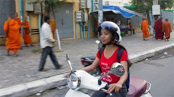 Cô muốn thay đổi suy nghĩ của mọi người về những cô gái sử dụng xe máy hoặc mô tô để chở khách du lịch đi khắp thành phố.
