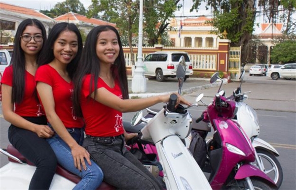 Những cô gái của Moto Girl Tour đều mặc jean bó và phông đỏ rất năng động có in tên nhóm