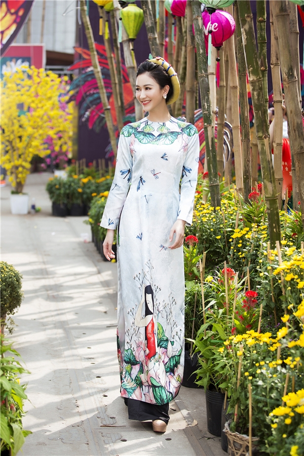 Á hậu Hà Thu diện áo dài nền nã đi xin chữ đầu năm
