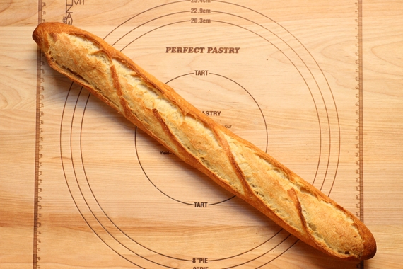 
Pháp: 1 cái bánh mì baguette