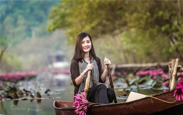 “Truy lùng” tin tức cô gái lái đò “xinh như mộng” ở chùa Hương
