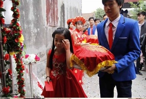 Bé gái 8 tuổi bê tráp ở Nam Định gây sốt cộng đồng mạng.