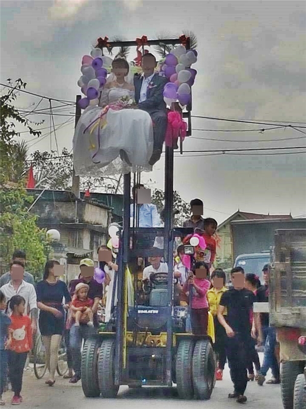 Dân mạng “ném đá” hình ảnh cặp đôi rước dâu bằng xe nâng
