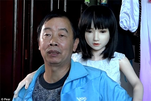  
Năm 2014 ông Li đã quyết định mua búp bê người lớn về để bầu bạn vì cô đơn khi con trai đi học nội trú.