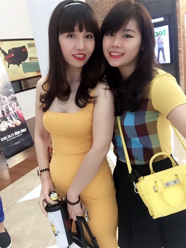 
Cô Lê Thị Bích Hạnh (trái) và con gái (phải) trông như hai chị em.