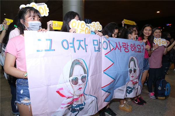 
Tất cả đều mang theo banner, khẩu hiệu "Im Yoona", "Chào chị trở lại, Im Yoona"...