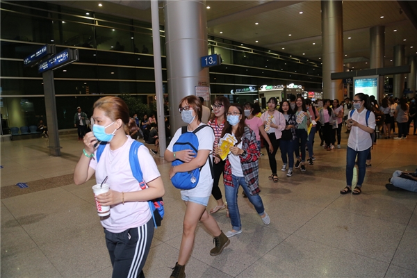 
Fan xếp hàng ngay ngắn di chuyển qua cổng VIP của sân bay để chuẩn bị đón thần tượng.