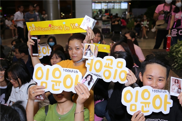 Yoona xuất hiện chớp nhoáng, tươi cười vẫy tay chào fan Việt