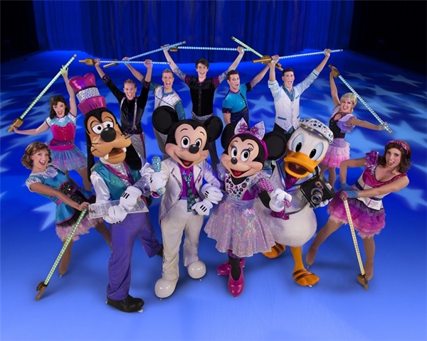 
Chuột Mickey, Minnie, vịt Donald và Goofy sẽ dẫn dắt chúng ta đến với thế giới Disney đầy màu sắc.