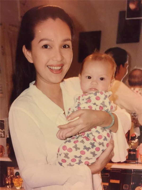 
Hình ảnh của nữ diễn viên Diễm My cùng con gái ngày bé.