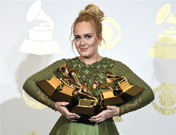 
Adele chiến thắng hoành tráng với 5 tượng vàng Grammy.