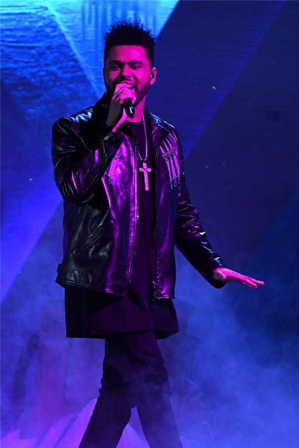 
The Weeknd một mình tham dự lễ trao giải mà không có bạn gái.