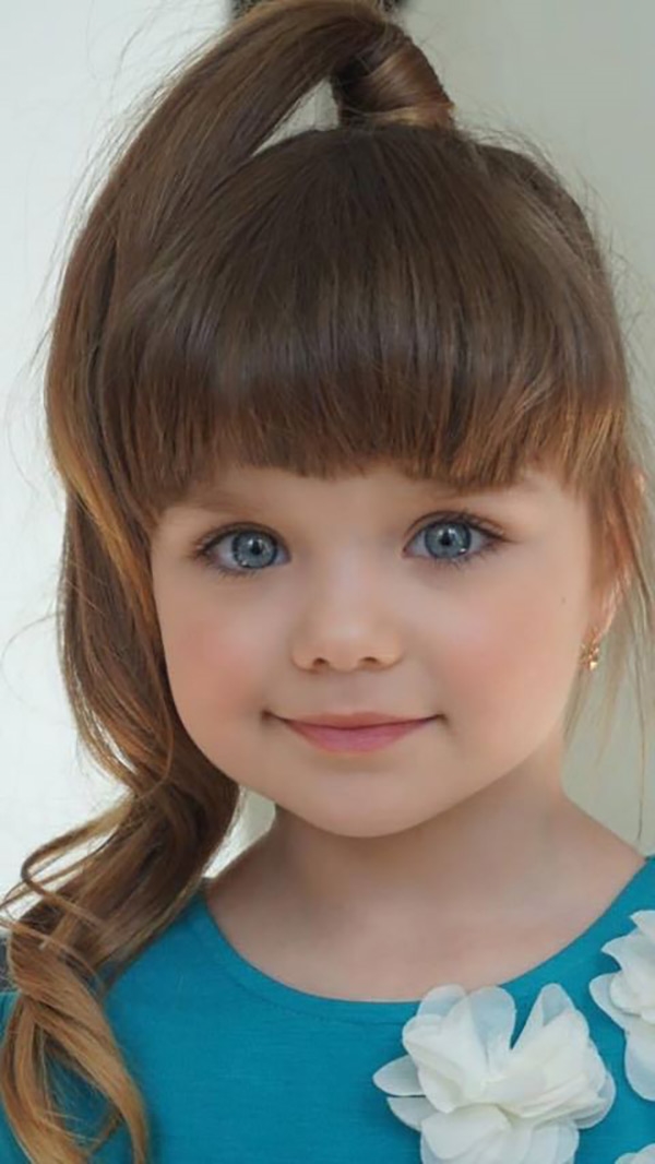 Búp bê 6 tuổi người Nga gây sốt MXH với đôi mắt xanh 
