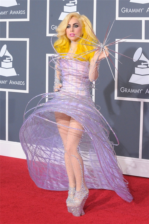 
Lady Gaga luôn biết cách biến mình thành tâm điểm chú ý với những bộ cánh khó hiểu, chẳng giống ai.