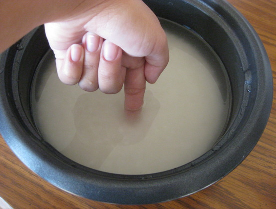 
Mẹo nấu cơm ngon chuẩn châu Á: đổ nước cao bằng một đốt ngón tay. 