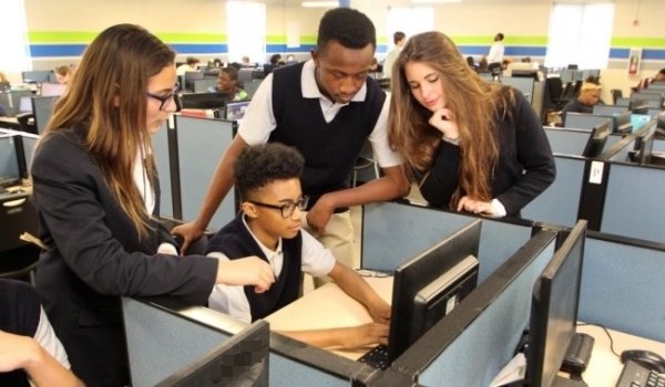 Mỗi "ô làm việc" đều có một chiếc máy vi tính, và thông qua chiếc máy vi tính này học sinh có thể tự theo dõi chương trình học tập của mình rồi tự tìm kiếm, tiếp cận và học tập những kiến thức cần thiết.