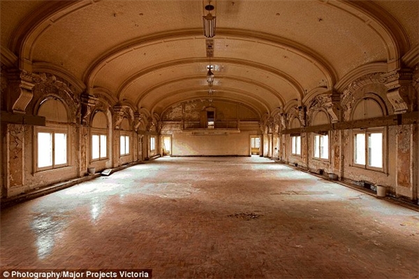 
Căn phòng khiêu vũ bị bỏ hoang nằm tại tầng thứ ba của nhà ga xe lửa Flinders Street tại Melbourne, Úc.