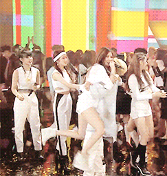 
HyunA cứ thế mà nhảy lên người bạn cùng sân khấu như vậy thôi!