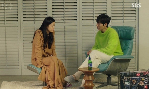 
Trước Sơn Tùng, Lee Min Ho cũng “phải lòng” chiếc áo màu xanh rực rỡ. Nam diễn viên trông vô cùng lãng tử khi kết hợp cùng quần trắng mang lại vẻ ngoài trẻ trung.