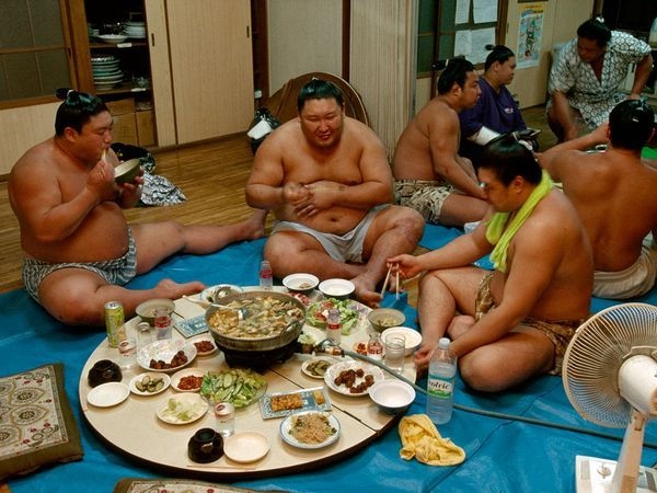 Thở không nổi với suất ăn khổng lồ của các võ sĩ Sumo Nhật