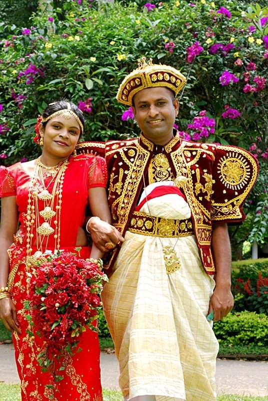 
Trang phục cưới của người Sri Lanka là sự kết hợp giữa hai nền văn hóa Đông và Tây, với váy sari và khăn choàng lụa thêu tay. Đá quý gắn trên đồ trang sức phải là số lẻ vì số lẻ được xem là an lành.