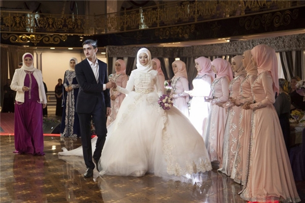
Cô dâu ở Chechnya đều phải che đậy kín thân thể, phần đầu cũng trùm khăn trắng. Họ thường tạo điểm nhấn cho bộ váy cưới màu trắng bằng một chiếc thắt lưng.