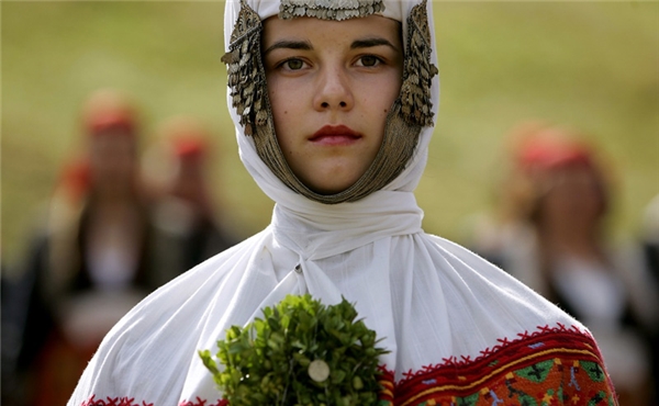 
Đây là trang phục cưới truyền thống của cô dâu Bulgaria với một tấm khăn trắng trùm kín đầu và cổ, trên đeo rất nhiều trang sức, đôi khi trang sức phủ kín cả mặt.