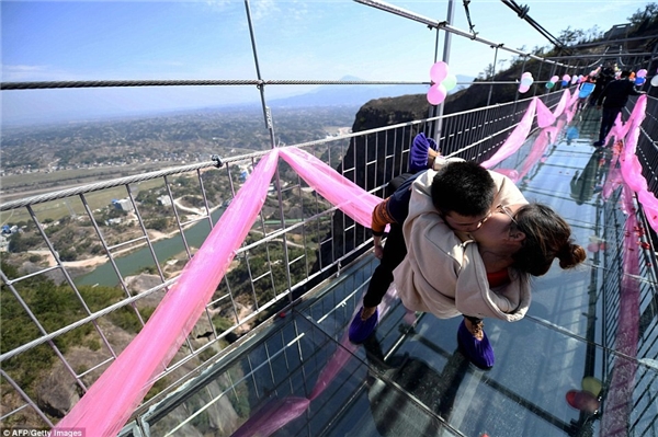 Thử thách tình yêu bằng cuộc thi hôn nhau trên cầu đáy kính cao 180m