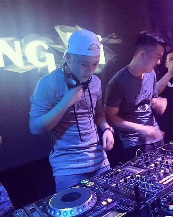 
Không chỉ tiệc tùng cùng bạn bè, Seungri còn trổ tài làm DJ