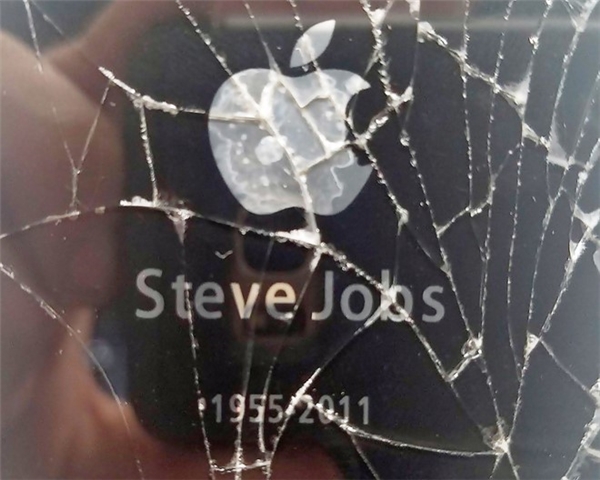 
Dòng chữ "Steve Jobs 1955 - 2011" trên mặt lưng đã vỡ của chiếc iPhone 4s được rao bán trên eBay.