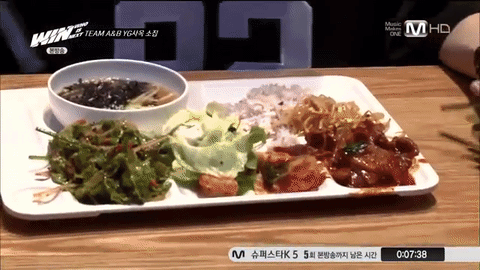 
Hai thành viên của WINNER Seunghoon và Jinwoo thưởng thức bữa ăn vô cùng ngon miệng và đầy thích thú.