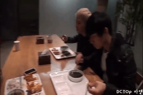
Daesung và G-D cũng thưởng thức bữa ăn ở đây rất ngon miệng.